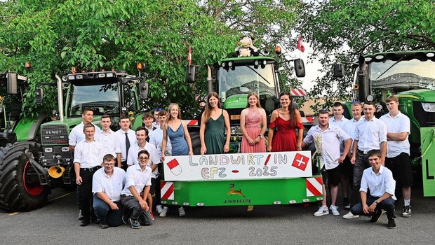 Die Grundbildung ist geschafft. Am Wallierhof feiern 20 junge Landwirtinnen und Landwirte den Erhalt des eidgenössischen Fähigkeitszeugnisses. 
