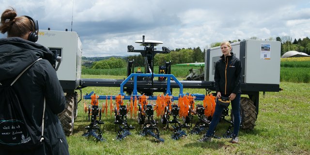 Robotti, der autonom fahrende Traktor, ist mit einer Dreipunkt-Anhängung ausgestattet, so dass zwischen dessen Rädern alle herkömmlichen Anbaugeräte angehängt werden können. (Bild Strickhof)