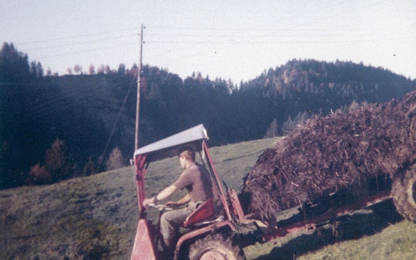 Auf ihrem ersten Pachtbetrieb Rothenfluh in Trubschachen war das Mistausführen noch eine strenge Angelegenheit. Das meiste Land war in Hanglage.