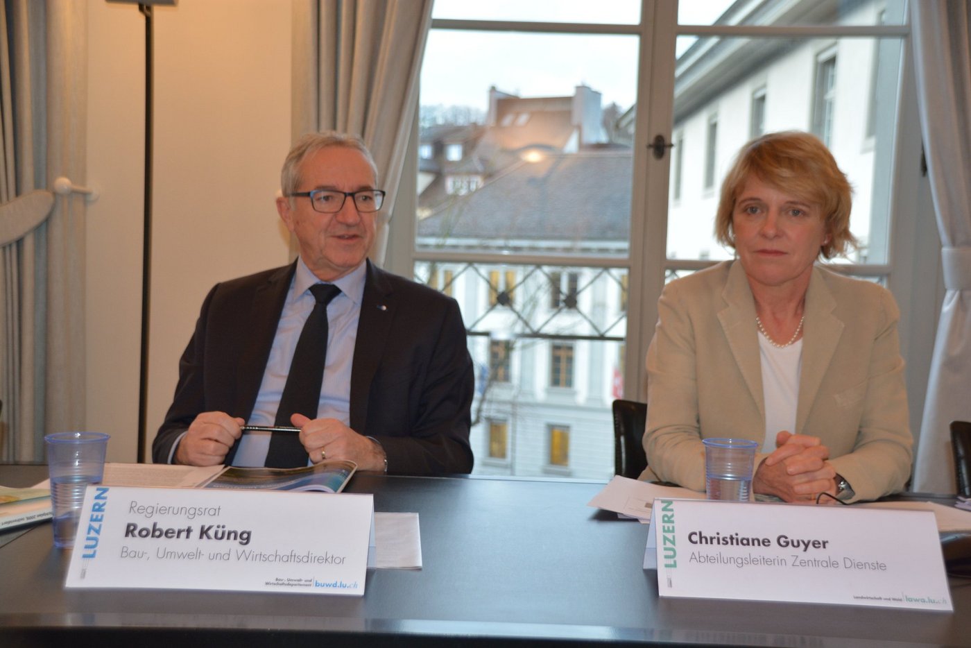Regierungsrat Robert Küng und Christiane Guyer von der Dienststelle Landwirtschaft und Wald... (Bild js)