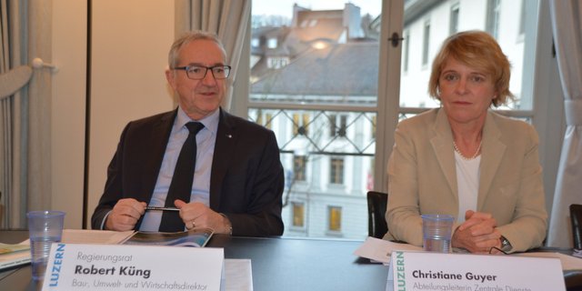 Regierungsrat Robert Küng und Christiane Guyer von der Dienststelle Landwirtschaft und Wald... (Bild js)