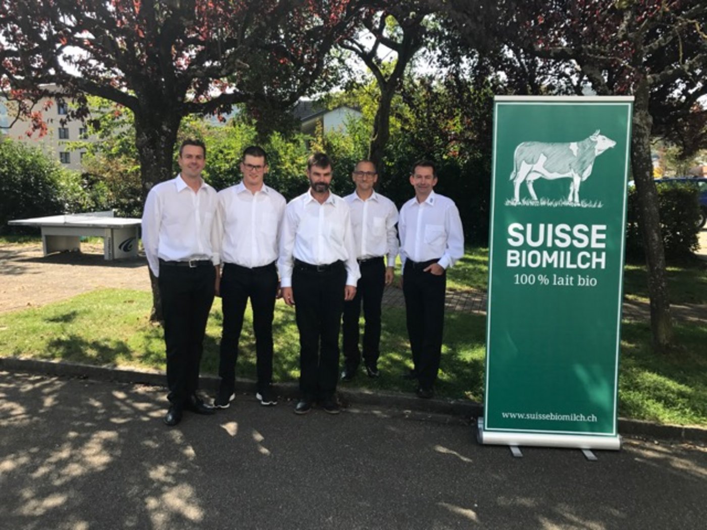 V. l. n. r.: Boris Beuret, Vorstandspräsident der Produzentenvereinigung Suisse Biomilch; Flurin Frigg, Vorstandsmitglied; Markus Bachofner, Vizepräsident des Vorstandes; Cemil Klein, Leiter Kompetenzzentrum Suisse Biomilch und Mitglied der Geschäftsleitung der Mooh-Genossenschaft; sowie Urs Flammer, Vorstandsmitglied. (Bild zVg)