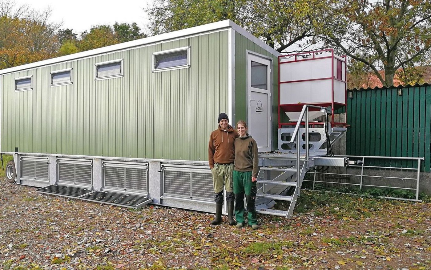 Timo Hussmann und Sandra Honegger vor ihrem Mobilstall. Noch ist das Hühnermobil leer, doch die Hennen ziehen bald ein. Danach gibt es frische Freilandeier im Hofladen zu kaufen. 