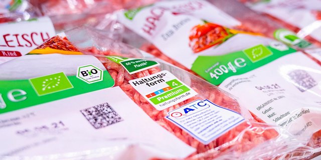 Einige deutsche Detailhändler weisen die Haltungsform mit Nummern aus. Je höher, desto strengere Tierwohl-Anforderungen müssen erfüllt sein. Haltungsform 4 ist Bio, 3 mit Aussenklima, 2 Stallhaltung plus und 1 der gesetzliche Mindeststandard. (Bild Aldi Deutschland)