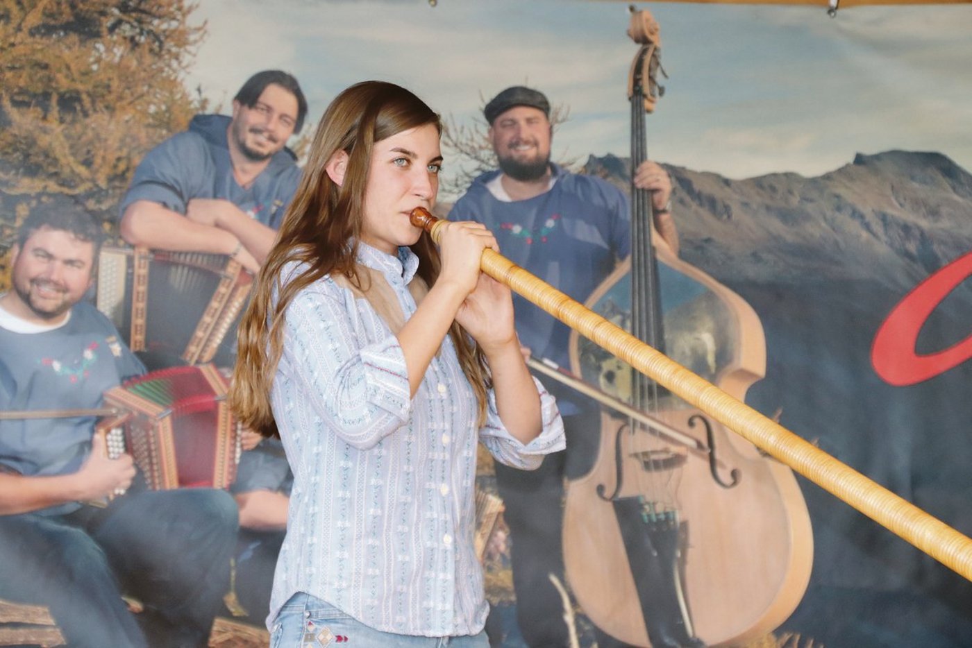 Lisa Stoll ist auf allen Bühnen dieser Welt präsent. Am vergangenen Wochenende feierte sie ihr zehnjähriges Bühnenjubiläum in ihrer Heimatgemeinde Wilchingen und begeisterte das Publikum.(Bild Roland Müller)