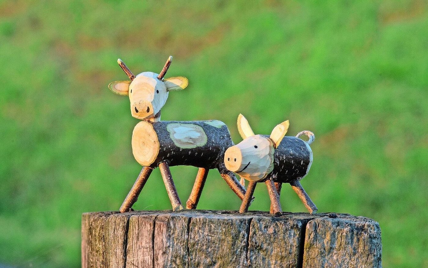 Aus einem Haselstrauch eine Kuh oder ein Schwein basteln: Der Kreativität sind keine Grenzen gesetzt, wer mag, kann die Rinde auch vollständig entfernen und erhält so verschiedene Variationen der Tiere.
