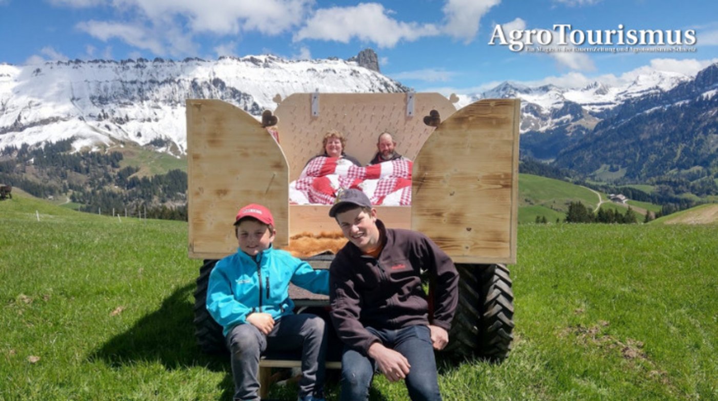 Die neuste Attraktion auf dem Schottenhof in Marbach: Das mobile Sternenhimmelbett auf einem Aebi-Transporter. Im Bett liegen Renate und Andy Wyss, bewacht von den Söhnen Florian (l) und Adrian. Im Hintergrund die Schrattenfluh mit dem markanten Schibegütsch. (Bild Schottenhof)
