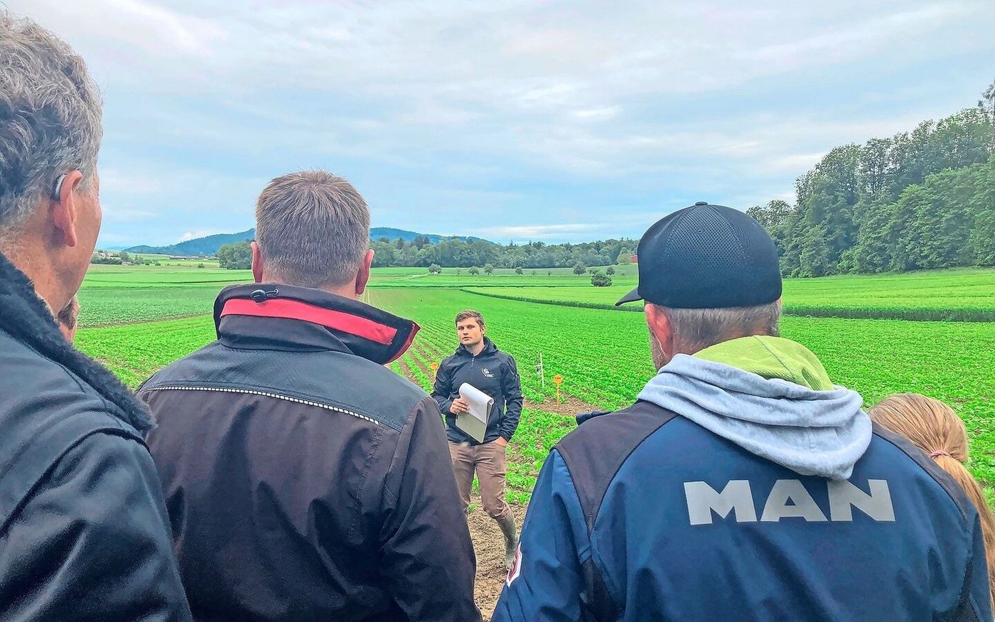 Matthias Lüscher, Berater der Zuckerrüben-Fachstelle, steht im Feld und erklärt die Sortenversuche. 