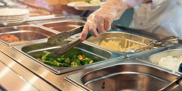 In der Mensa der Uni Luzern werden neu keine Fleischgerichte mehr angeboten. (Bild Adobe Stock)