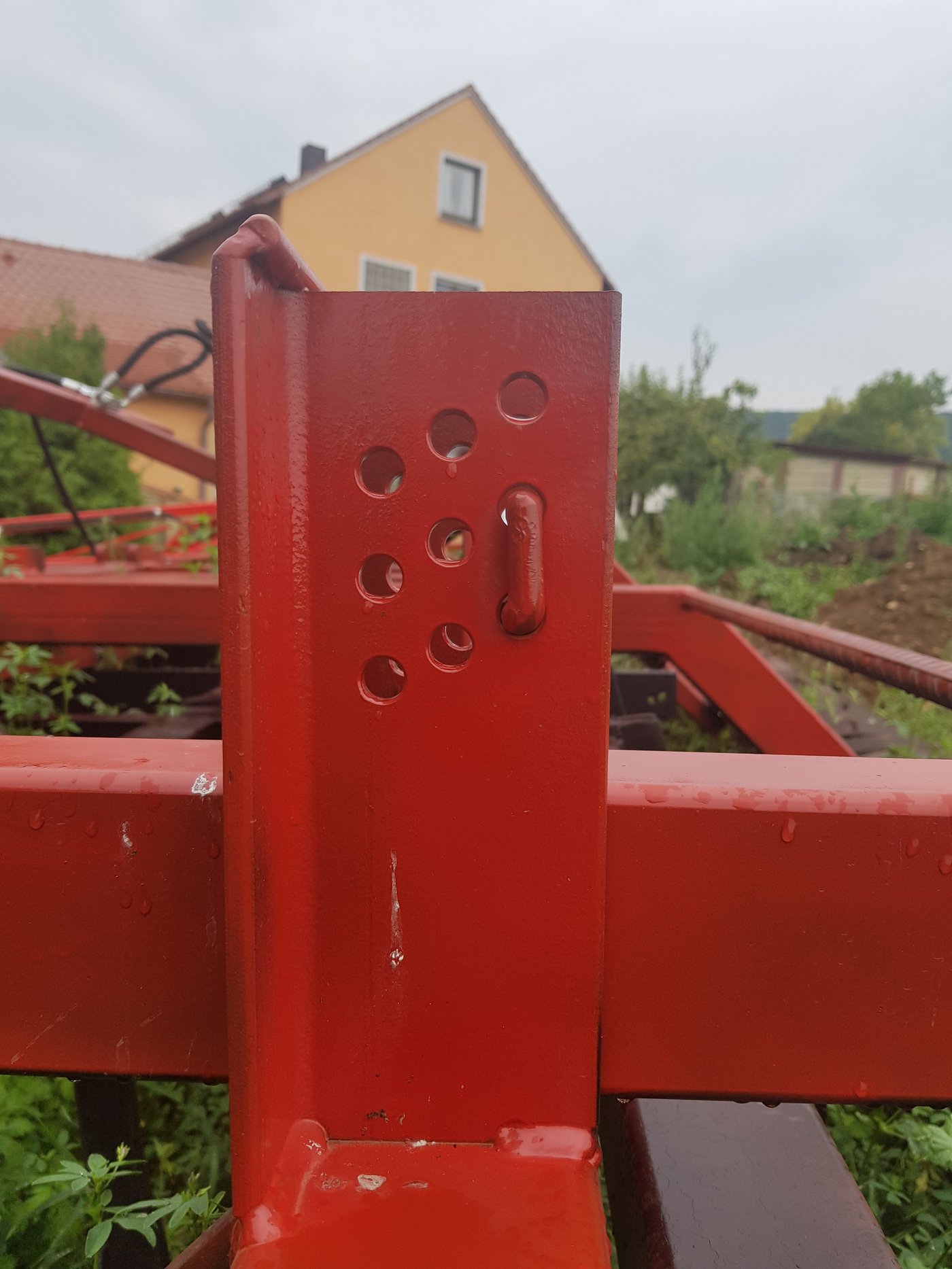 Auch lässt sich die Tiefe der Bodenbearbeitung am Rahmen einstellen.