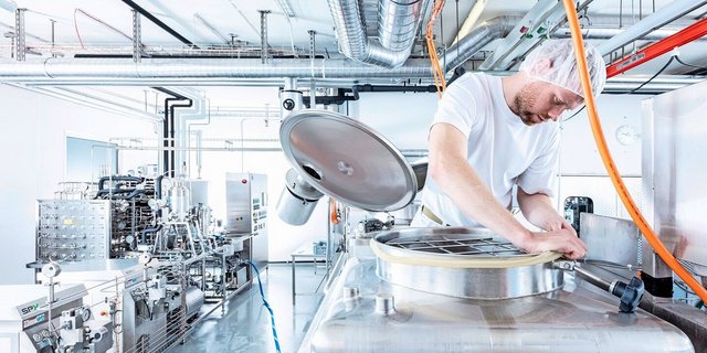 Produktion in Emmen: Wenn die Milchproduzenten unzufrieden sind, hätten alle verloren, sagt Milcheinkäufer Reto Hübscher.