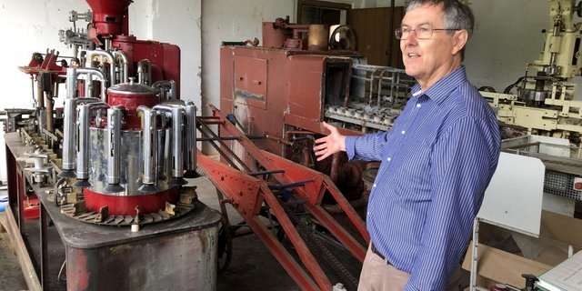 Roland Baldinger vor einer alten Abfüllanlage. (Bild Paul Müri)