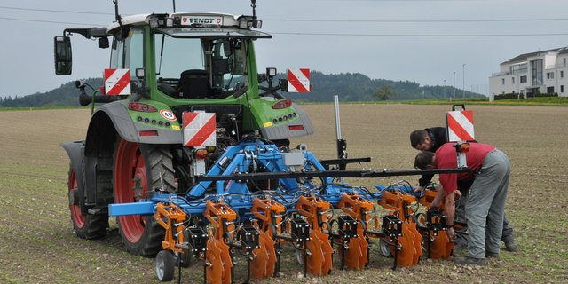 Bei der Swiss Future Farm laufen verschiedene Projekte zur mechanischen Unkrautbekämpfung. Das Bild zeigt die ersten Versuche mit GPS-gesteuertem Hackgerät im Jahr 2018. (Bild BauZ)