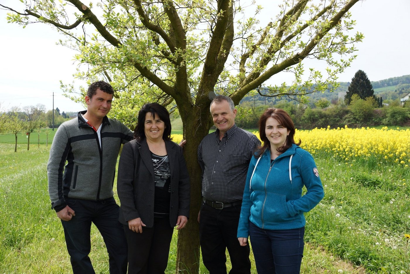 Die Gastgeber der Jubiläumsfeier: Bauernfamilie Kohler mit Sohn und Hofnachfolger Moreno, Dora, Ruedi und Tochter Murielle. (Bild Ruth Aerni)