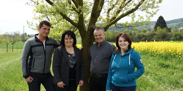 Die Gastgeber der Jubiläumsfeier: Bauernfamilie Kohler mit Sohn und Hofnachfolger Moreno, Dora, Ruedi und Tochter Murielle. (Bild Ruth Aerni)