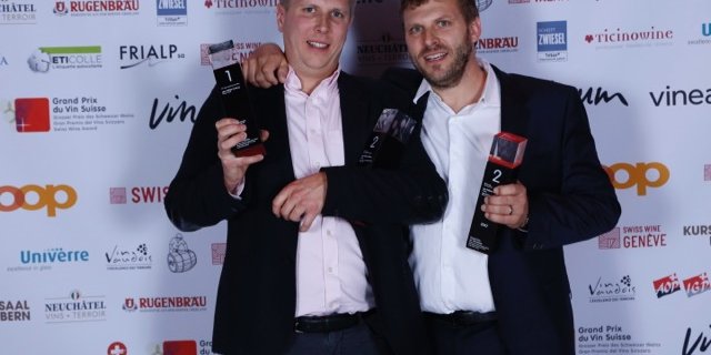 Julien Dutruy (links) und sein Bruder Christian Dutruy gewinnen die Auszeichnung für das «Weingut des Jahres». (Bild zVg)