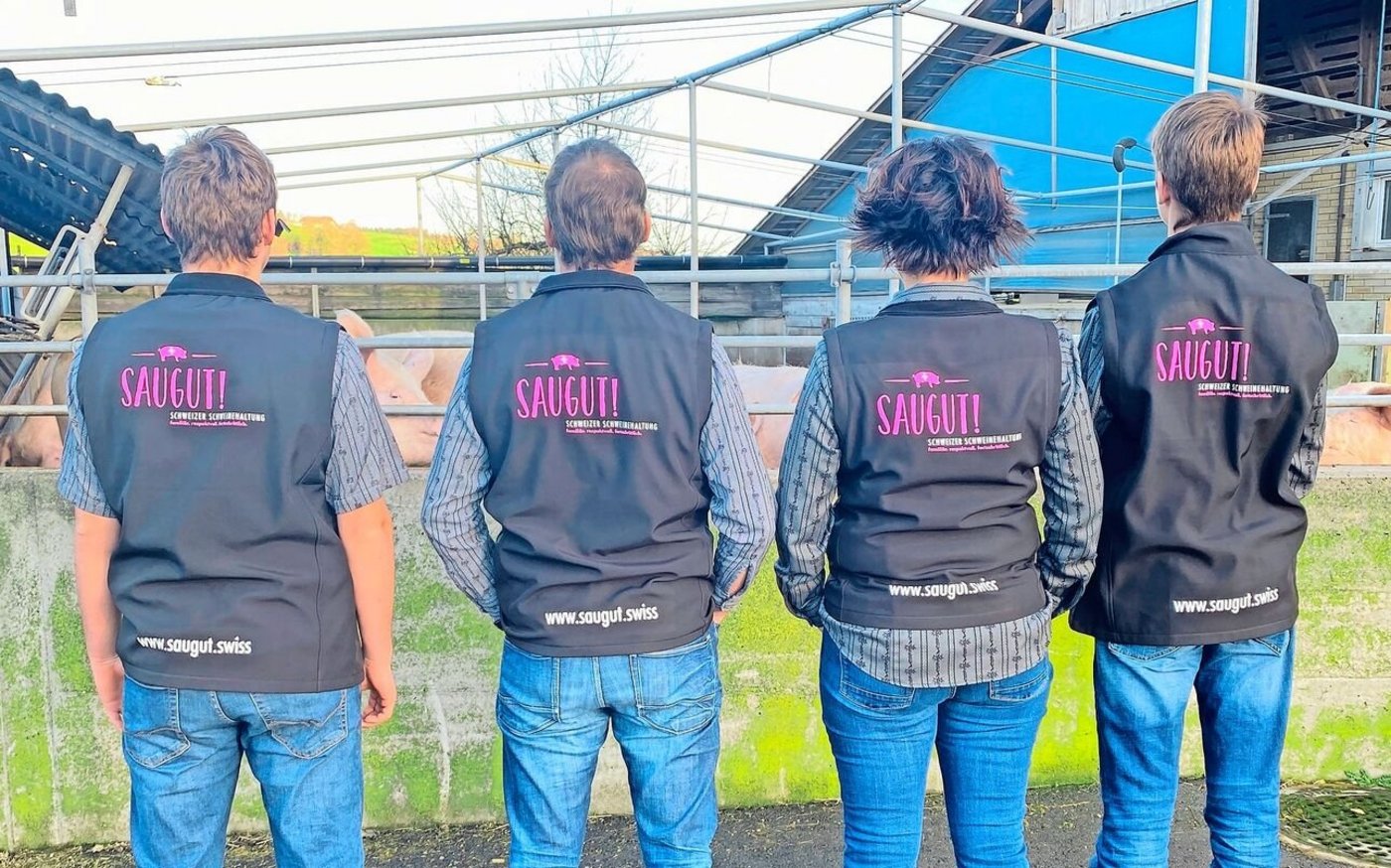 Als «Saugut!-Botschafter» laden Cédric, Urs, Renate und Pascal Wyss (v. l. n. r.) Konsument(innen) auf ihren Betrieb ein. 