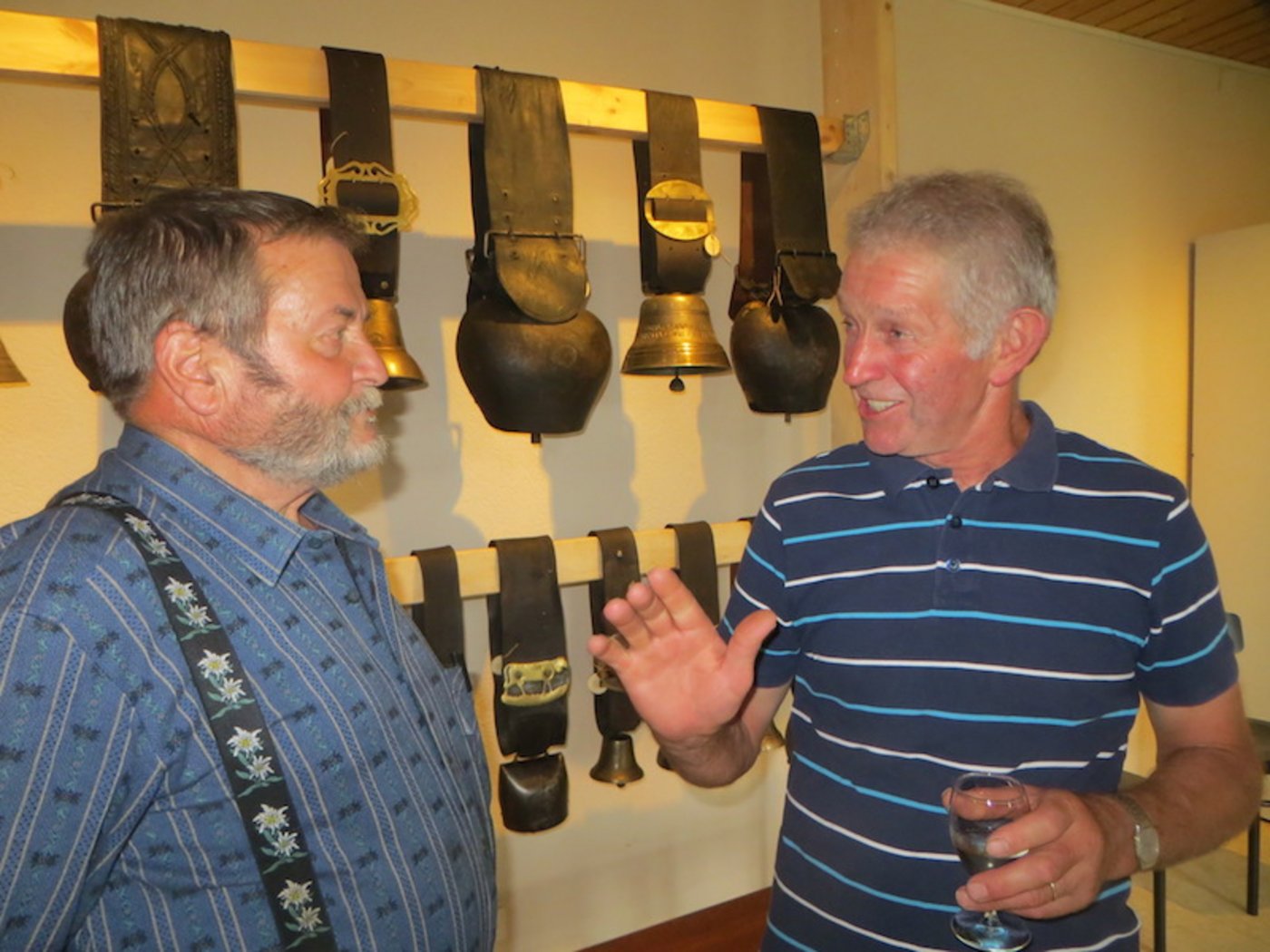 Berner Bergbauer Paul Seematter (links) im Gespräch. (Bild Alois Hodel)