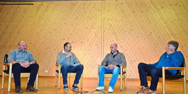 Der Moderator Markus Von Gunten (2. v. l.), Leiter Standort Emmental, mit den von Burn-out betroffenen Landwirten Ueli Strahm, Martin Aebi und Christian Hirschi  (v. l. n. r.). Sie sprechen über das Thema Ausbrennen in der Landwirtschaft. 