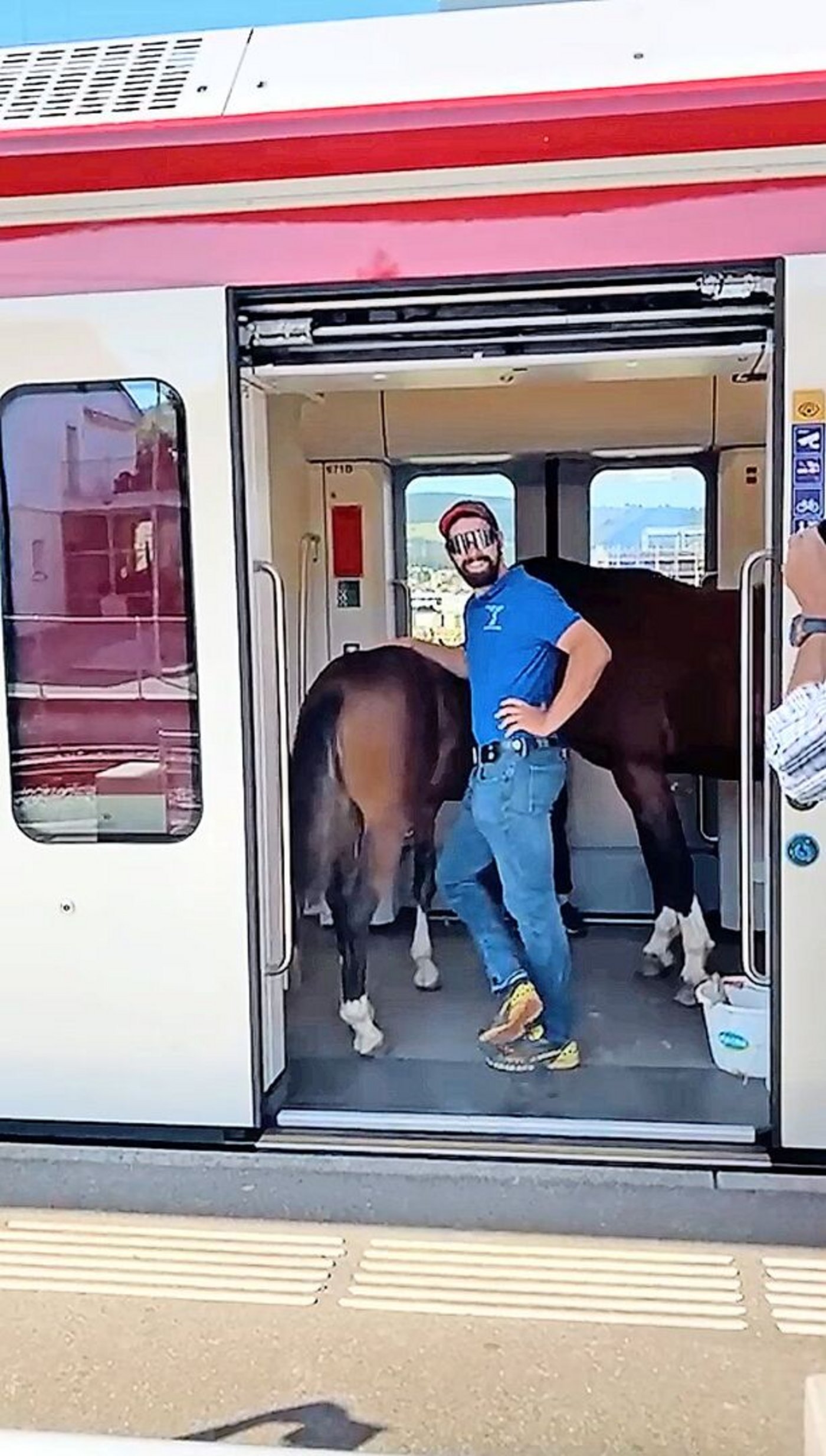 Es steigt dann aber dennoch ein. Begleiter Camille Lovis freuts. Lange bleiben die vier allerdings nicht im Zug.