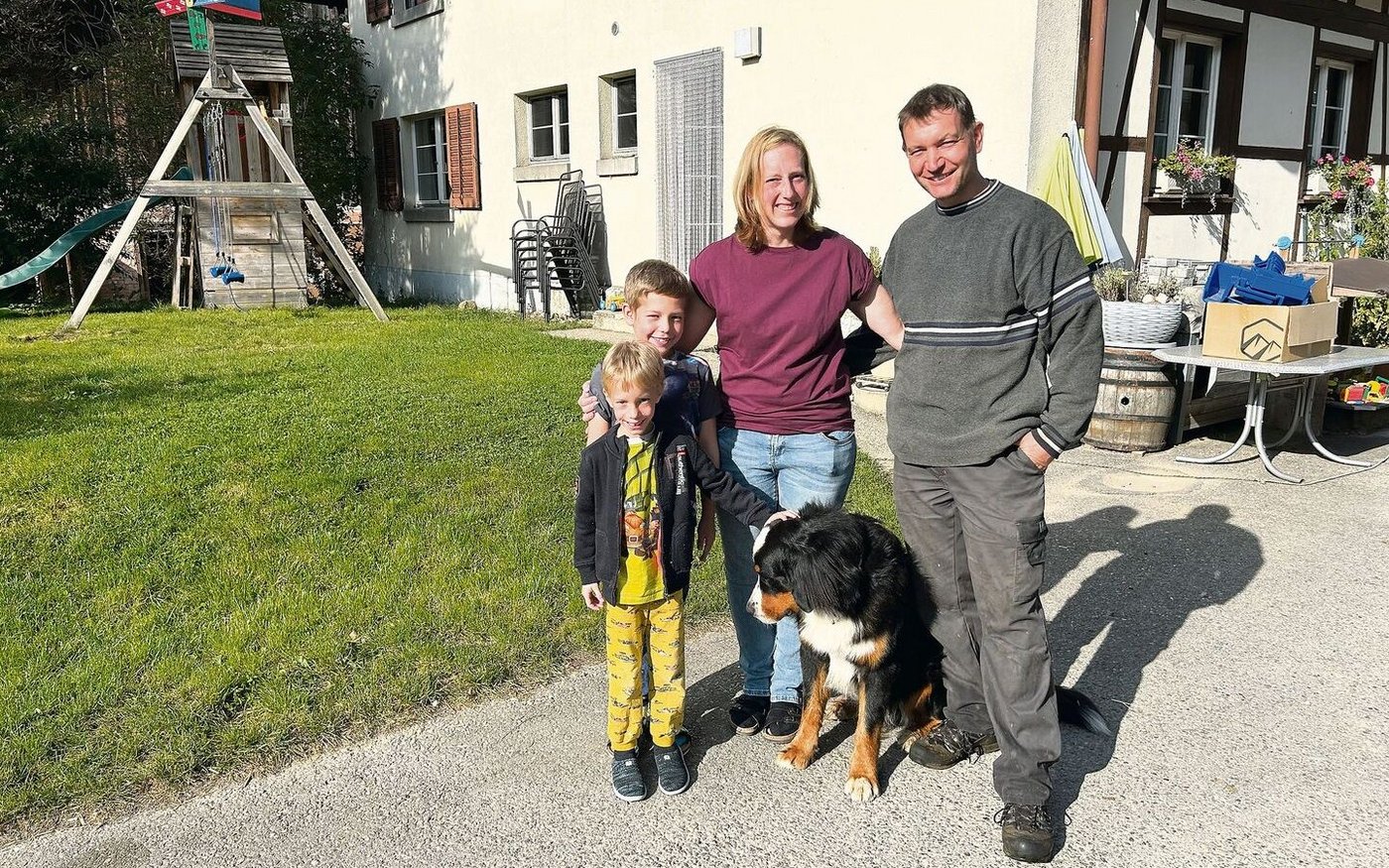 Familie Tanner:  Söhne Janis und Niklas mit Iris und Thomas Tanner. Auch der brave Hofhund Vasco muss mit aufs Bild.