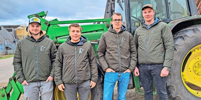 Severin Volkart, Lukas Eckert, Silvan Philipp und Joshua Neuhauser (v. l.) absolvieren die Ausbildung zum Agrotechniker HF am Strickhof und verglichen die Systeme für die Nachrüstung.