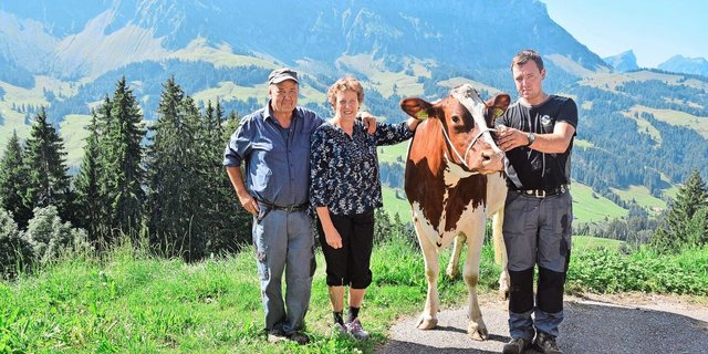 Hans und Rösi Fankhauser mit Sohn Hanspeter. Dieser hält an der Halfter die schöne Evert Aria.