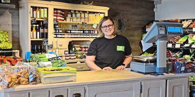 Auf dem elterlichen Betrieb «Obstgarten» ist Romana Lienberger eine Allrounderin. Ihr Lieblingsplatz ist jedoch der Hofladen, wo sie auch ihre Fähigkeiten als gelernte Konditorin-Confiseurin nutzen kann.   