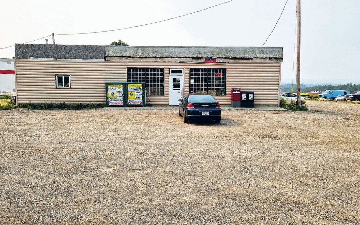 Hat auch schon bessere Tage gesehen: der Dorfladen in Cecil Lake. Mit Alkoholverkauf soll er nun gerettet werden.
