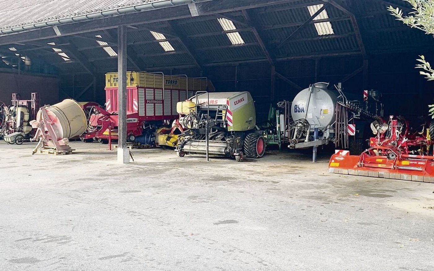 Der Maschinenpark auf dem Hof von Vater und Sohn Henzi ist gut bestückt.