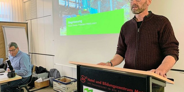 Ruedi Gerber, Präsident von Wald Luzern, würde es sehr begrüssen, wenn bald Preisempfehlungen für Holz möglich wären. Links im Bild Geschäftsführer Werner Hüsler.  