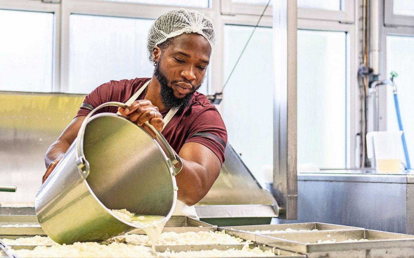Die Käserei produziert viele Spezialitäten, wie Molkegetränke und Speiseeis aus Schafmilch oder Feta. 