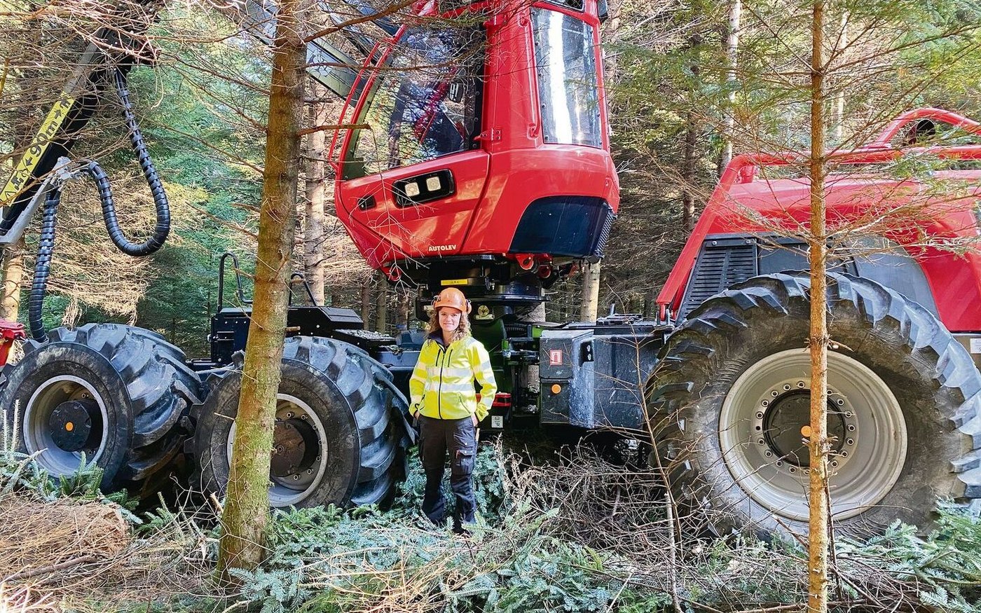 Neben dem Harvester fühlt sich Jasmin Hehli wohl, die Maschinen mit der grossen Schlagkraft faszinieren sie. Als Försterin plant und überwacht sie Holzschläge.
