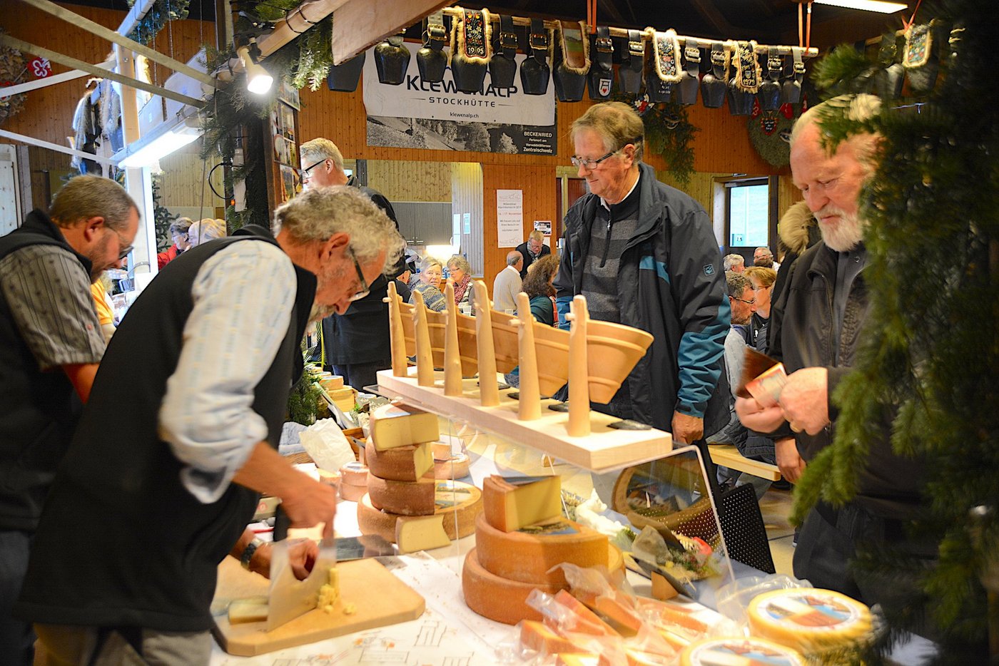 Am Stand der Musenalp, Niederrickenbach, wurde fleissig eingekauft. (Bilder Andrea Gysin)