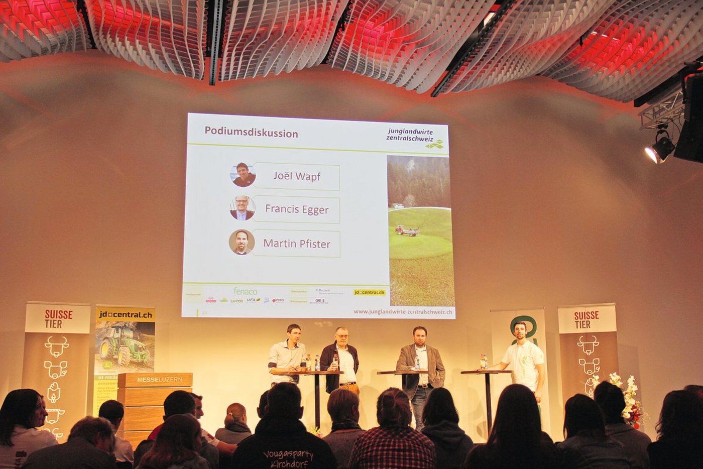 Diskutierten auf dem Podium über die Zukunft: Junglandwirt Joel Wapf; Francis Egger, SBV; Martin Pfister, LBBZ Schluechthof, und Gesprächsleiter Hanspeter Renngli, JuLa (v. l. n. r.).(Bilder Jonas Imfeld)