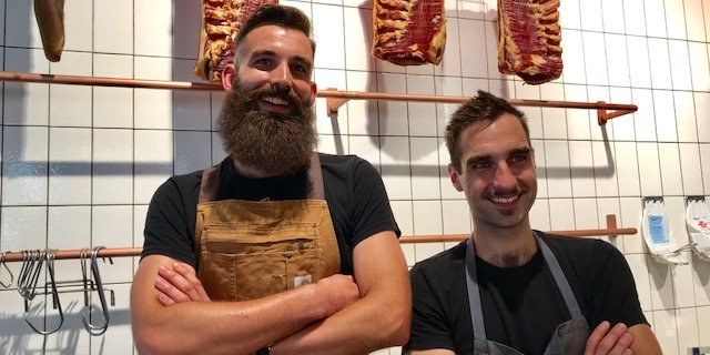 Die Jungbauern und Metzgereibetreiber Beni Schmied und Iwan Tretow. (Bild akr)