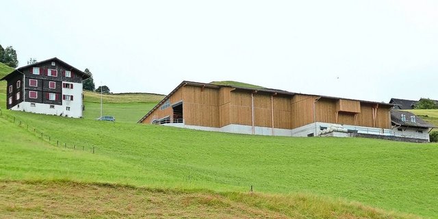 Die neue Scheune auf zwei versetzten Geschossen ist gut in den Hang integriert. 