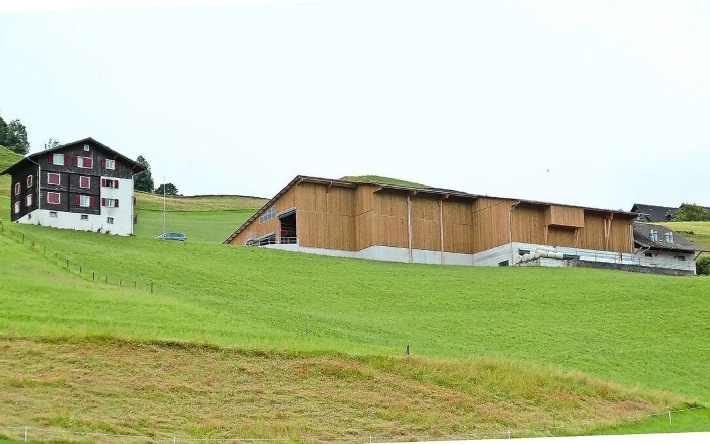 Die neue Scheune auf zwei versetzten Geschossen ist gut in den Hang integriert. 