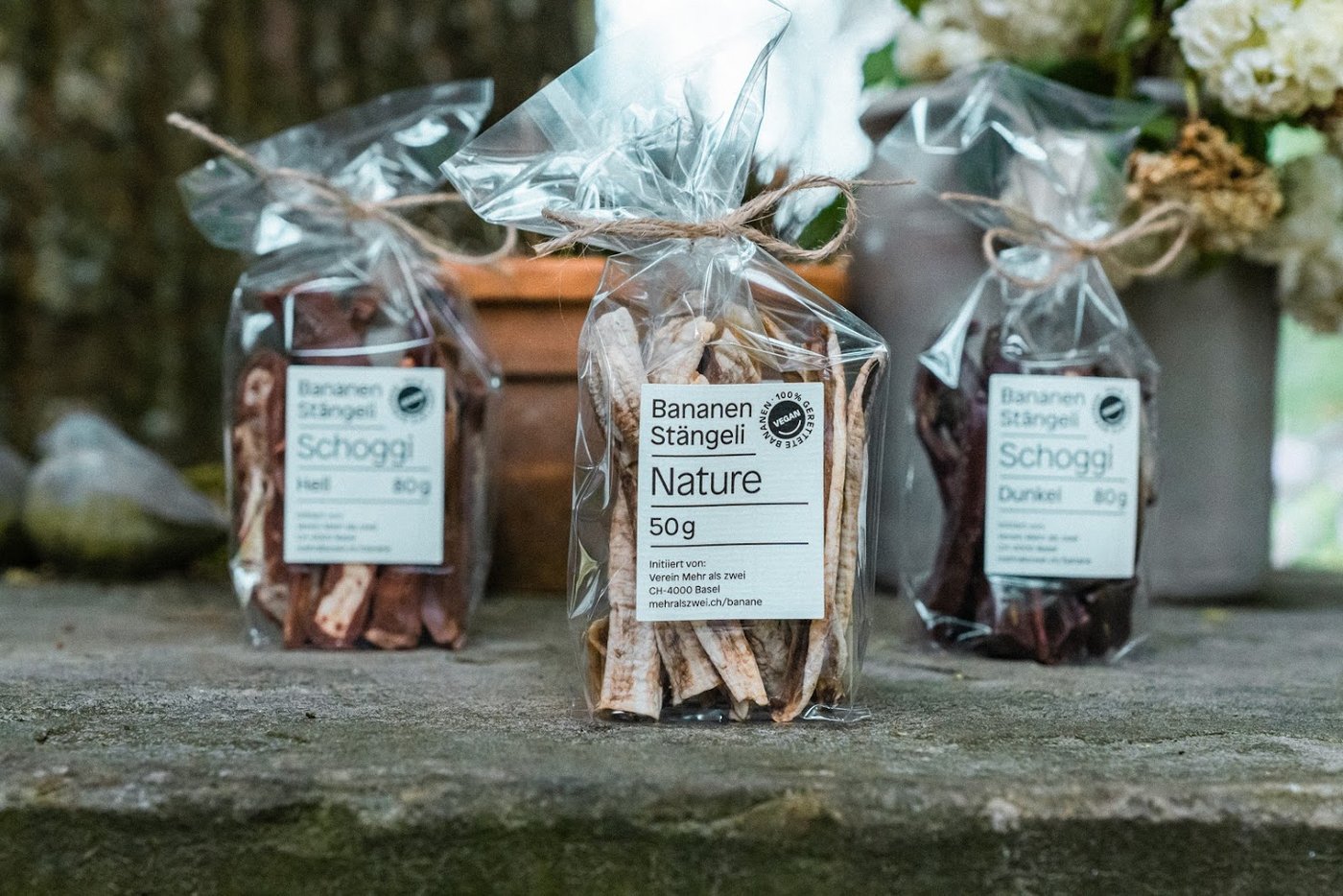 Die Bananenstängeli gibt es in drei Variationen - natur, mit Milchschokolade oder dunkler Schokolade überzogen. (Bild Mehr als zwei)
