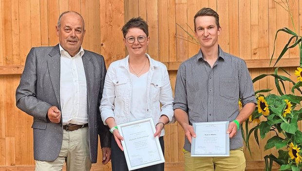 Markus Aebi (l.) überreichte Elisabeth Schönenberger und Ramon Müller an der Diplomfeier den Agrarmedienpreis.