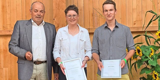 Markus Aebi (l.) überreichte Elisabeth Schönenberger und Ramon Müller an der Diplomfeier den Agrarmedienpreis.