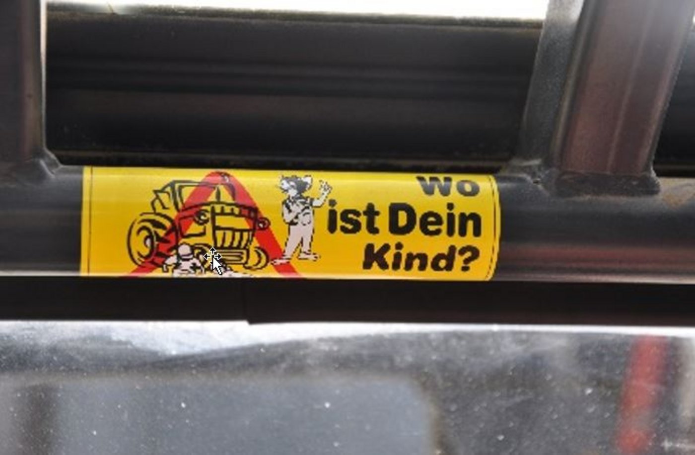 Vor dem Losfahren stets aufpassen, dass sich keine Kinder in der Nähe des Fahrzeuges aufhalten – auch wenn man in Eile ist. ( Bild BUL)