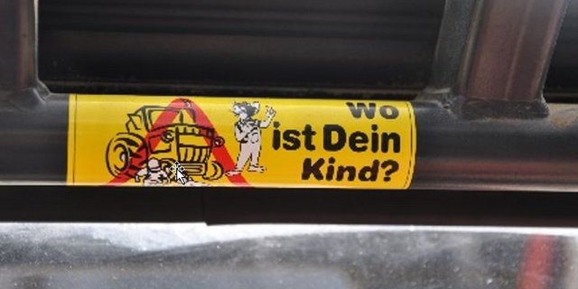 Vor dem Losfahren stets aufpassen, dass sich keine Kinder in der Nähe des Fahrzeuges aufhalten – auch wenn man in Eile ist. ( Bild BUL)