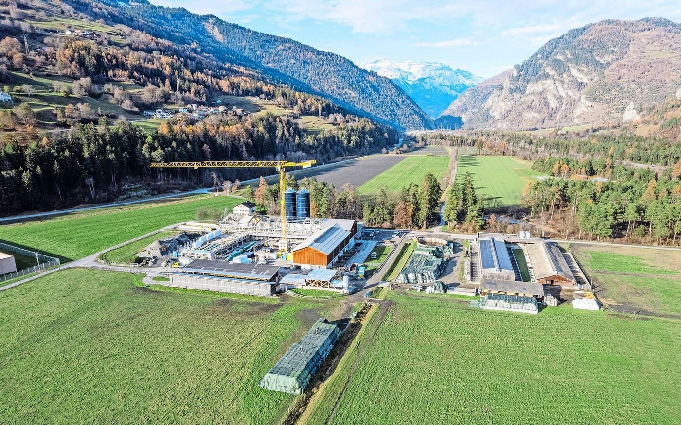 Vogelperspektive auf den Gutsbetrieb JVA Realta noch während der Bauphase. Links im Bild der hufeisenförmige Neubau.