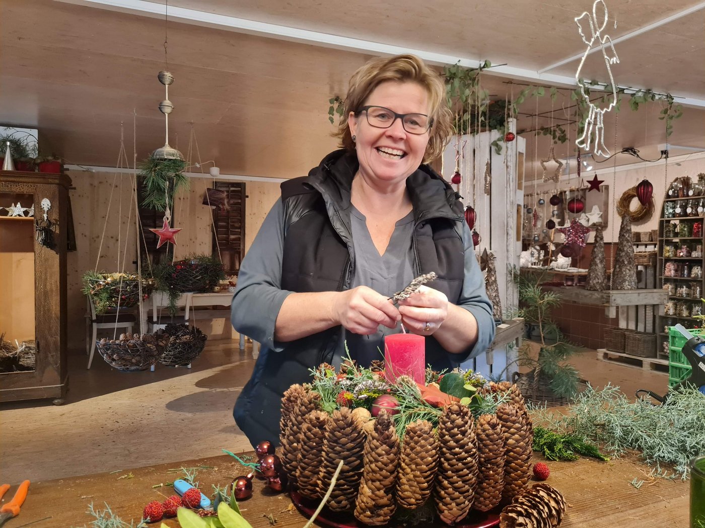 Jsabelle Hodel in ihrem Atelier. Die Floristik ist ihre grosse Leidenschaft und sie gibt ihr Wissen gerne weiter. (Bilder Franziska Jurt)