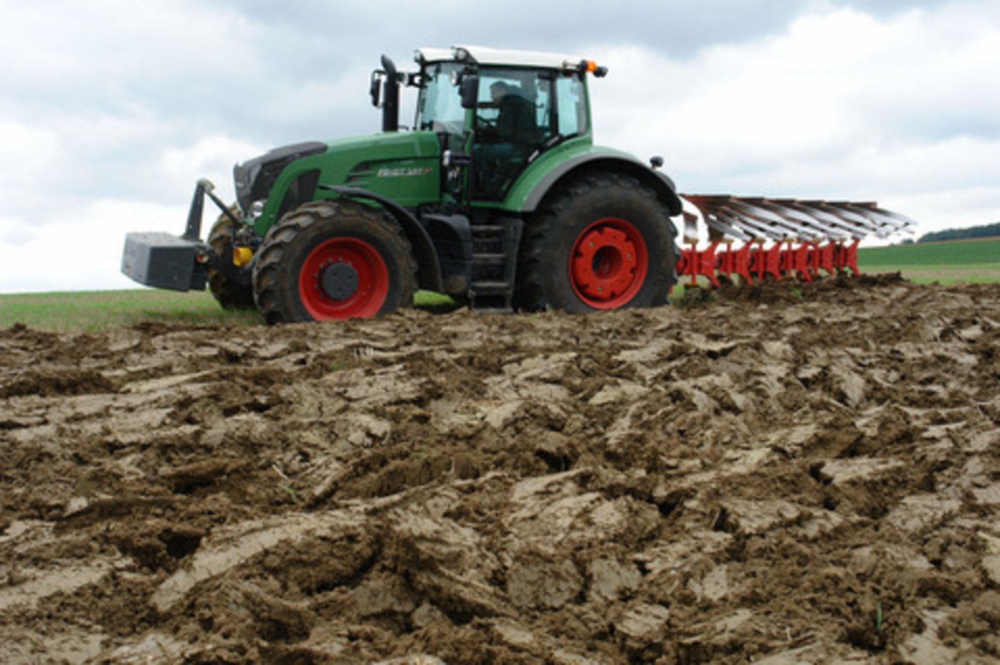 Bei der diesjährigen Demonstration soll ein Pflug möglichst oberflächlich geführt zum Einsatz kommen. (Bild BauZ)