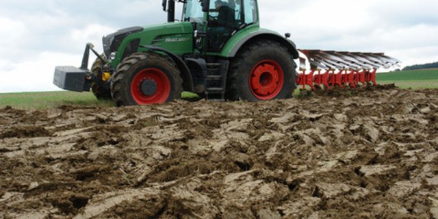 Bei der diesjährigen Demonstration soll ein Pflug möglichst oberflächlich geführt zum Einsatz kommen. (Bild BauZ)