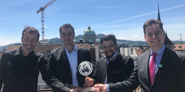 Sie wollen den Anteil nachhaltiger und europäischer Soja weiter steigern: Adrian Aebi vom BLW, Martin Ruefer, Präsident von Soja Netzwerk Schweiz, Christoph Zimmer von der bäuerlichen Erzeugergemeinschaft Schwäbisch-Hall und Matthias Krön, Direktor von Donau Soja. (Bild akr) 