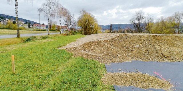 Ein Vlies über die Humusschicht und Kies darüber: Der Zürcher Bauerverband protestiert scharf gegen das Vorgehen des Kantons. Dieser hat das Grundstück für den Naturschutz erworben. Es soll eine artenreiche Magerwiese entstehen. (Bild zVg)