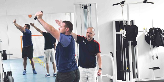 Nur Leichtgewichte: Der Rücken macht Sorgen, darum ist im Moment Reha angesagt. Trotz viel Disziplin, die es für den Spitzensport braucht, hat Simon Anderegg die Motivation und Freude am Training nicht verloren. (Bild Daniela Joder)